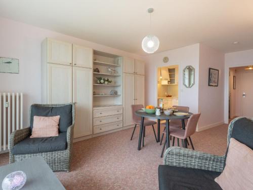 un salon avec une table et des chaises dans l'établissement Studio Les Trois Iles-2 by Interhome, à Port-Haliguen
