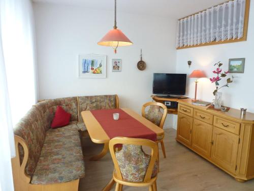 - un salon avec un canapé et une table dans l'établissement Apartment Schwarzwaldblick-26 by Interhome, à Obertal