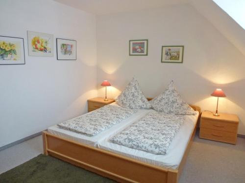 - une chambre avec un lit, 2 tables de nuit et 2 lampes dans l'établissement Apartment Schwarzwaldblick-26 by Interhome, à Obertal