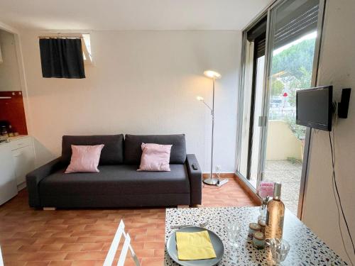 un salon avec un canapé et une table dans l'établissement Studio Le Cabestan-3 by Interhome, au Grau-du-Roi