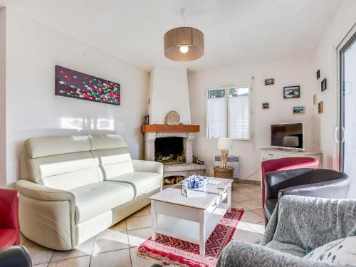 un salon avec un canapé et une cheminée dans l'établissement Holiday Home La Brise by Interhome, à Saint-Pierre-Quiberon
