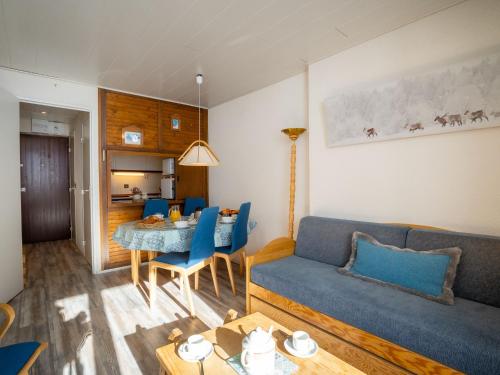 un salon avec un canapé et une table dans l'établissement Apartment Les Tommeuses - Val Claret-29 by Interhome, à Tignes