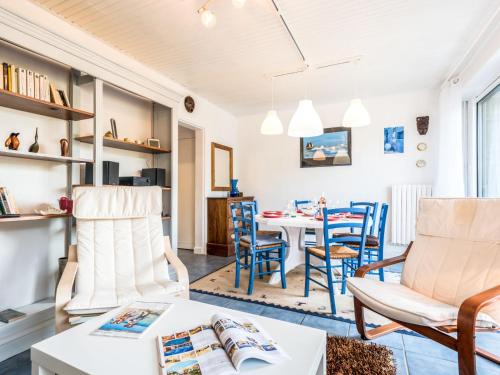 un salon avec une table et des chaises dans l'établissement Holiday Home Les Dunes-2 by Interhome, à Quiberon