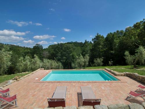 basen z 2 leżakami i basen w obiekcie Holiday Home Casa la Selvolina by Interhome w mieście Roccastrada