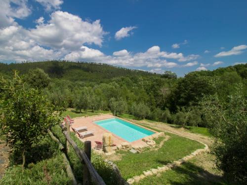 una vista aérea de una piscina en un jardín en Holiday Home Casa la Selvolina by Interhome en Roccastrada