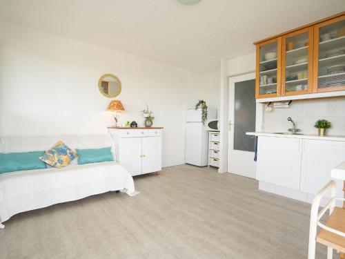 uma sala de estar com uma cama e uma cozinha em Apartment Fleurie II-2 by Interhome em La Grande-Motte