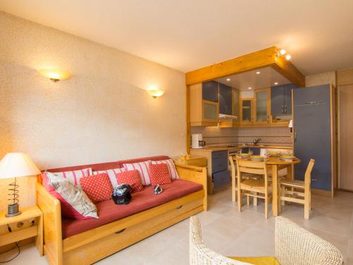 un salon avec un canapé et une cuisine dans l'établissement Apartment Le Curling B - Val Claret-37 by Interhome, à Tignes