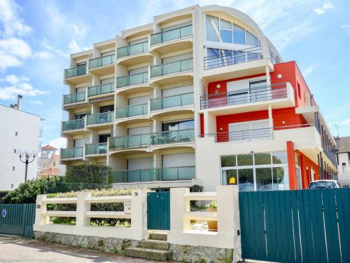 un bâtiment avec une clôture devant lui dans l'établissement Apartment Hunier by Interhome, à Arcachon