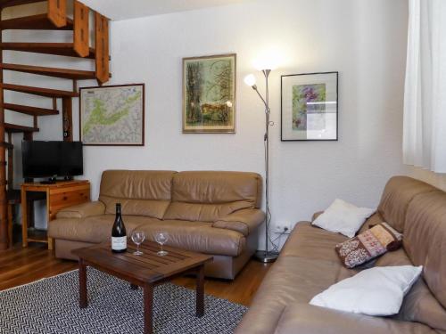 - un salon avec deux canapés bruns et une table dans l'établissement Apartment Jonquilles-15 by Interhome, à Chamonix-Mont-Blanc