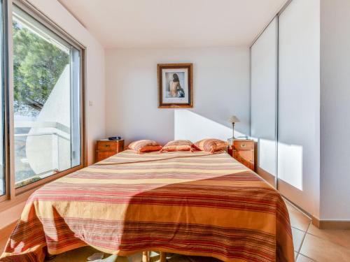 une chambre avec un lit et une grande fenêtre dans l'établissement Holiday Home Marinas Beach by Interhome, au Grau-du-Roi