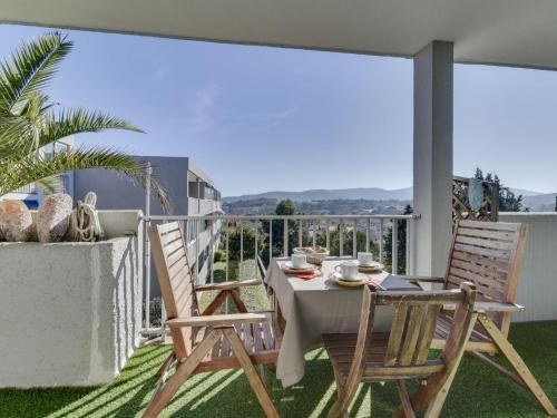 une table et des chaises sur un balcon avec vue dans l'établissement Apartment Les Vues de l'Argentière by Interhome, à Cogolin