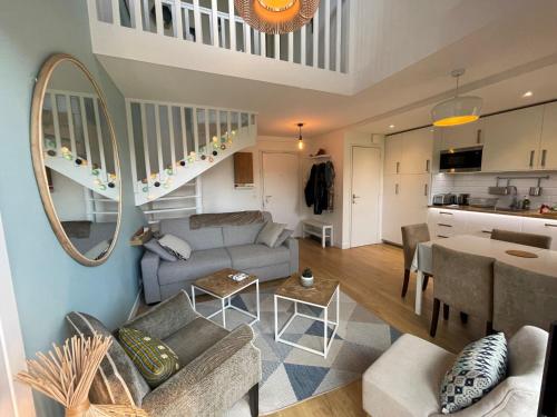 un salon avec un canapé et une table dans l'établissement Apartment Le Fairway-5 by Interhome, à Deauville
