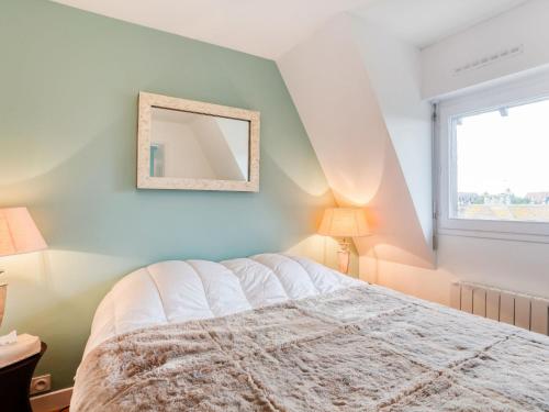 une chambre avec un lit et un miroir au mur dans l'établissement Apartment Le Fairway-5 by Interhome, à Deauville