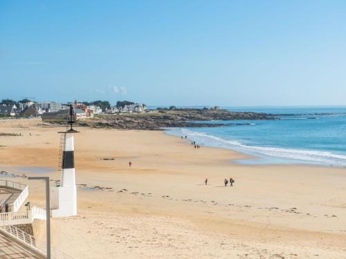 - un phare sur une plage au bord de l'océan dans l'établissement Apartment Roch Maria by Interhome, à Quiberon