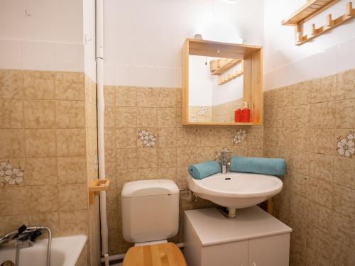 Ванная комната в Apartment La Frégate-10 by Interhome