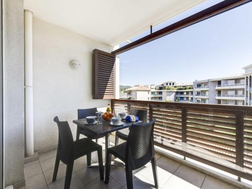 - un balcon avec une table et des chaises dans l'établissement Apartment Beau Rivage-3 by Interhome, à Cavalaire-sur-Mer