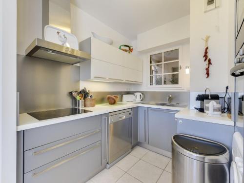 Köök või kööginurk majutusasutuses Apartment Les Terrasses de Grimaud by Interhome