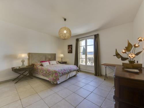 une chambre avec un lit, une table et une fenêtre dans l'établissement Apartment Les Terrasses de Grimaud by Interhome, à Grimaud
