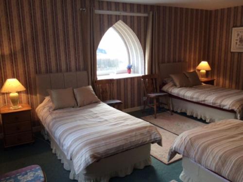 a hotel room with two beds and a window at Holiday Home Wester Riechip by Interhome in Dunkeld
