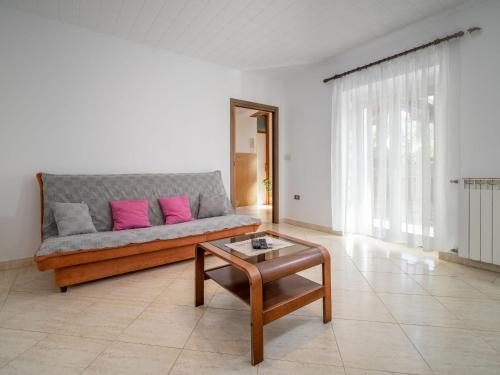 uma sala de estar com um sofá e uma mesa de centro em Apartment Bumbak by Interhome em Umag