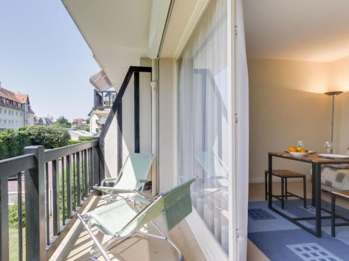 d'un balcon avec une chaise et une table. dans l'établissement Studio Les Prairies by Interhome, à Deauville