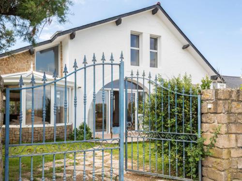 um portão em frente a uma casa branca em Holiday Home Villa Pieds Dans l'Eau Enez Thinic by Interhome em Saint-Pierre-Quiberon