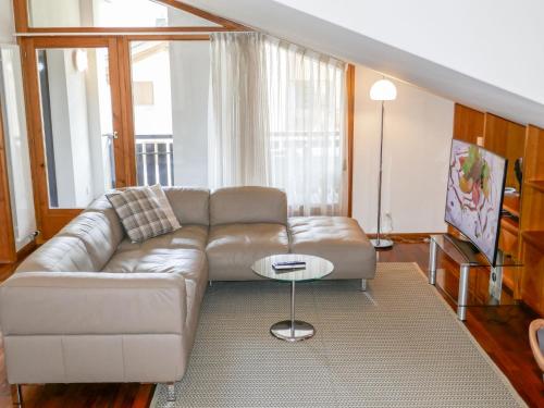 een woonkamer met een bank en een tafel bij Apartment Chesa Polaschin E - E21 - Sils by Interhome in Sils Maria