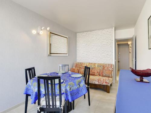 une salle à manger avec une table et un canapé dans l'établissement Apartment Les Jardins du Port-8 by Interhome, au Grau-du-Roi