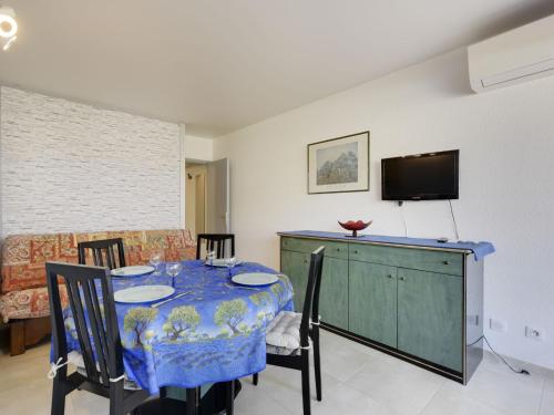 Apartment Les Jardins du Port-8 by Interhome