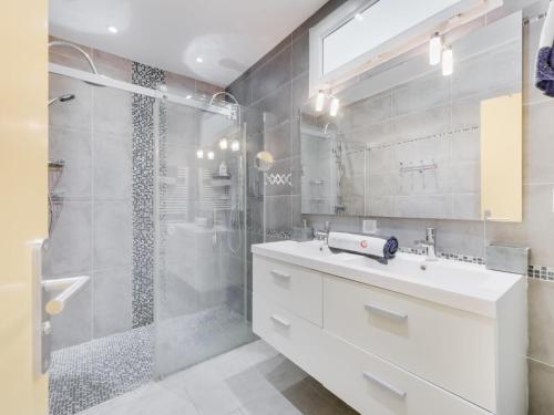 une salle de bain blanche avec une douche et un lavabo dans l'établissement Holiday Home La Colle du Turc by Interhome, à Grimaud
