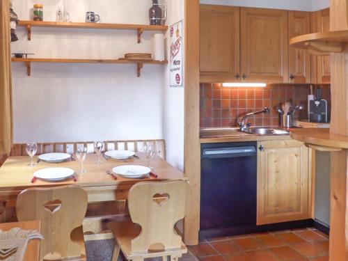 una cucina con tavolo, sedie e lavandino di Apartment Orchidée 111 by Interhome a Verbier