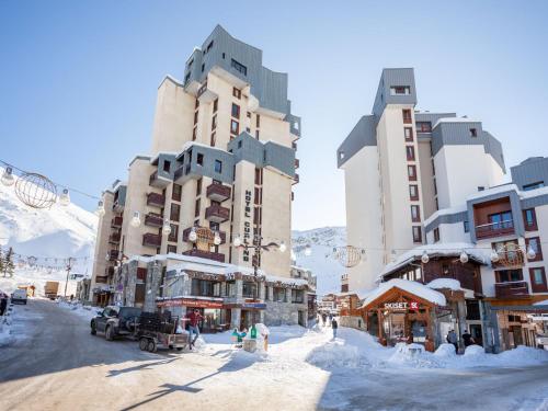 une rue enneigée avec deux grands bâtiments dans la neige dans l'établissement Apartment Le Curling A - Val Claret-20 by Interhome, à Tignes