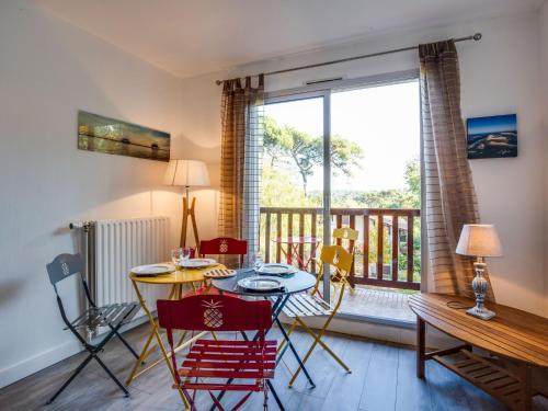 un salon avec une table et des chaises et un balcon dans l'établissement Apartment Résidence Le Parc by Interhome, à Arcachon