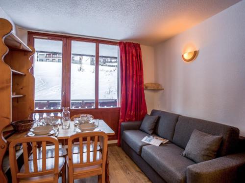 un salon avec un canapé et une table dans l'établissement Studio Rond Point des Pistes - Val Claret-12 by Interhome, à Tignes