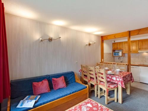 un salon avec un canapé bleu et une table dans l'établissement Apartment Le Schuss - Val Claret-6 by Interhome, à Tignes