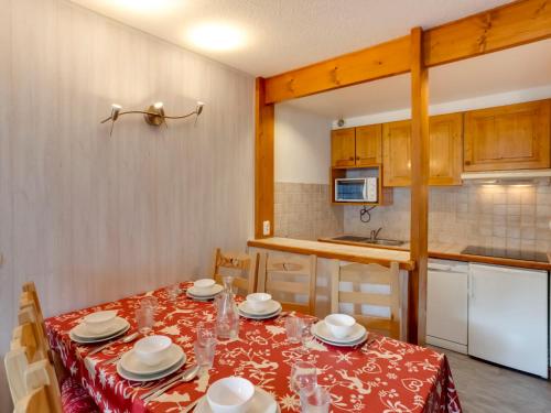 une salle à manger avec une table et une cuisine dans l'établissement Apartment Le Schuss - Val Claret-6 by Interhome, à Tignes