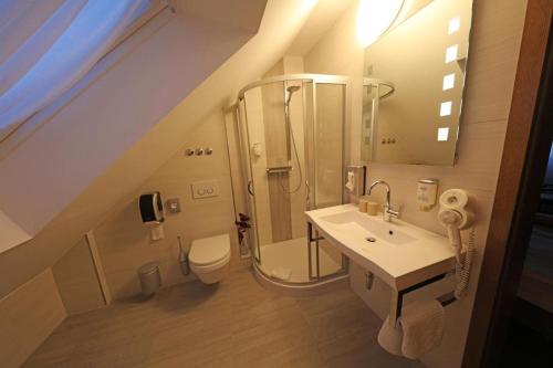 Kylpyhuone majoituspaikassa Hotel Zur Krone