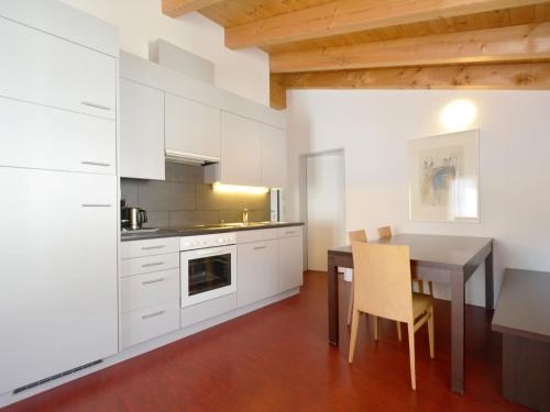 Kuchyň nebo kuchyňský kout v ubytování Apartment Surses Alpin-2 by Interhome