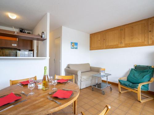 une salle à manger avec une table et un canapé dans l'établissement Apartment Les Marinas de la Plage II by Interhome, au Grau-du-Roi