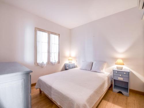 une chambre blanche avec un lit et deux tables de nuit dans l'établissement Apartment Boulevard Louis Blanc-1 by Interhome, à Saint-Tropez