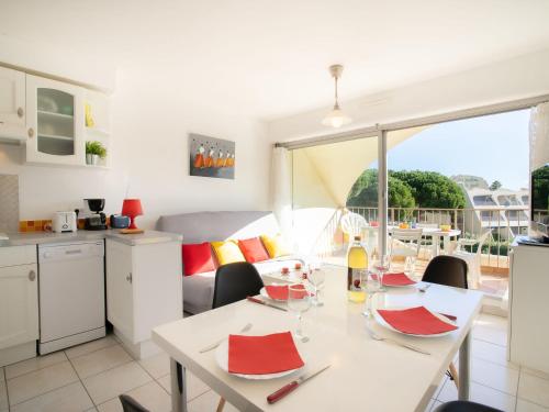 Il comprend une cuisine, un salon et une salle à manger avec une table. dans l'établissement Apartment Le Grand Galion-2 by Interhome, au Grau-du-Roi