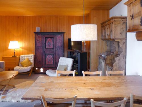 sala de estar con mesa de madera y sillas en Apartment Montagnards 17 by Interhome, en Villars-sur-Ollon