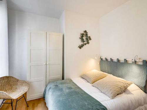 une chambre avec un lit et une chaise dans l'établissement Apartment Carnot by Interhome, à Trouville-sur-Mer