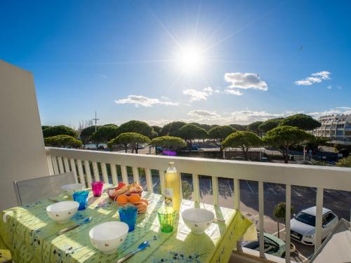 une table sur un balcon avec vue sur l'eau dans l'établissement Studio La Frégate-11 by Interhome, au Grau-du-Roi