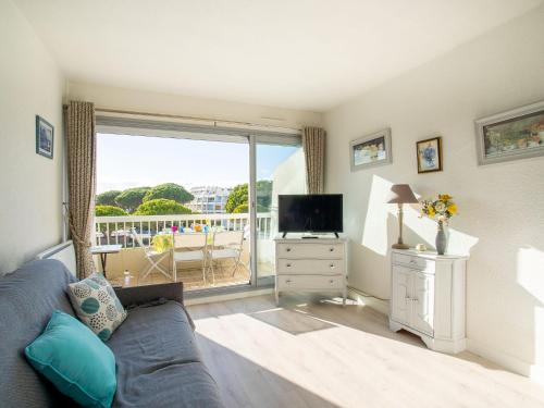 un salon avec un canapé et une télévision dans l'établissement Studio La Frégate-11 by Interhome, au Grau-du-Roi