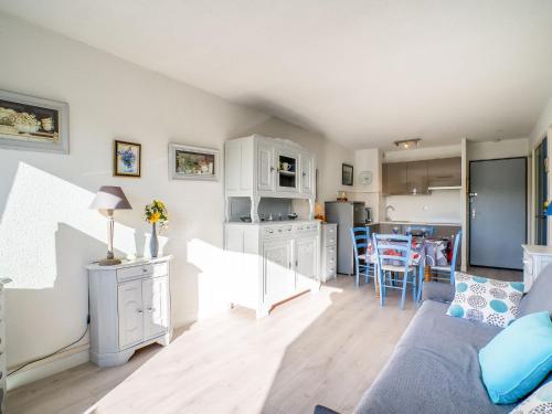 un salon avec un canapé et une cuisine dans l'établissement Studio La Frégate-11 by Interhome, au Grau-du-Roi