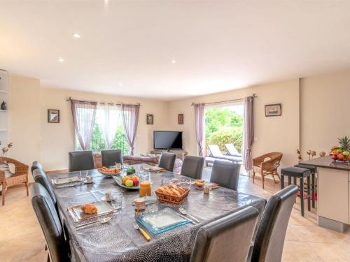 une salle à manger avec une table et des chaises dans l'établissement Apartment Muratello by Interhome, à Porto-Vecchio