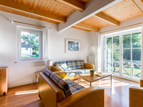 ein Wohnzimmer mit Sofa und Tisch in der Unterkunft Holiday Home Holiday Hill 38 by Interhome in Lauterwasser