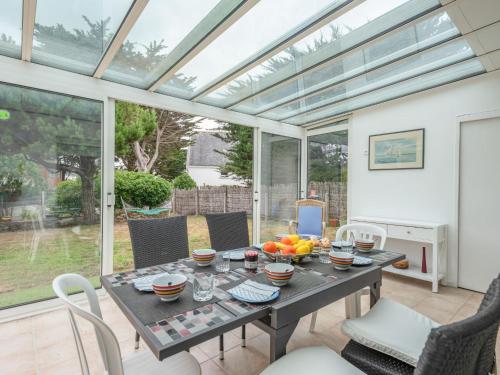 une salle à manger avec une table avec des fruits dessus dans l'établissement Holiday Home Ty Jeanne by Interhome, à Saint-Pierre-Quiberon