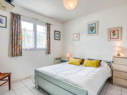 une chambre avec un lit et une fenêtre dans l'établissement Holiday Home Ty Jeanne by Interhome, à Saint-Pierre-Quiberon